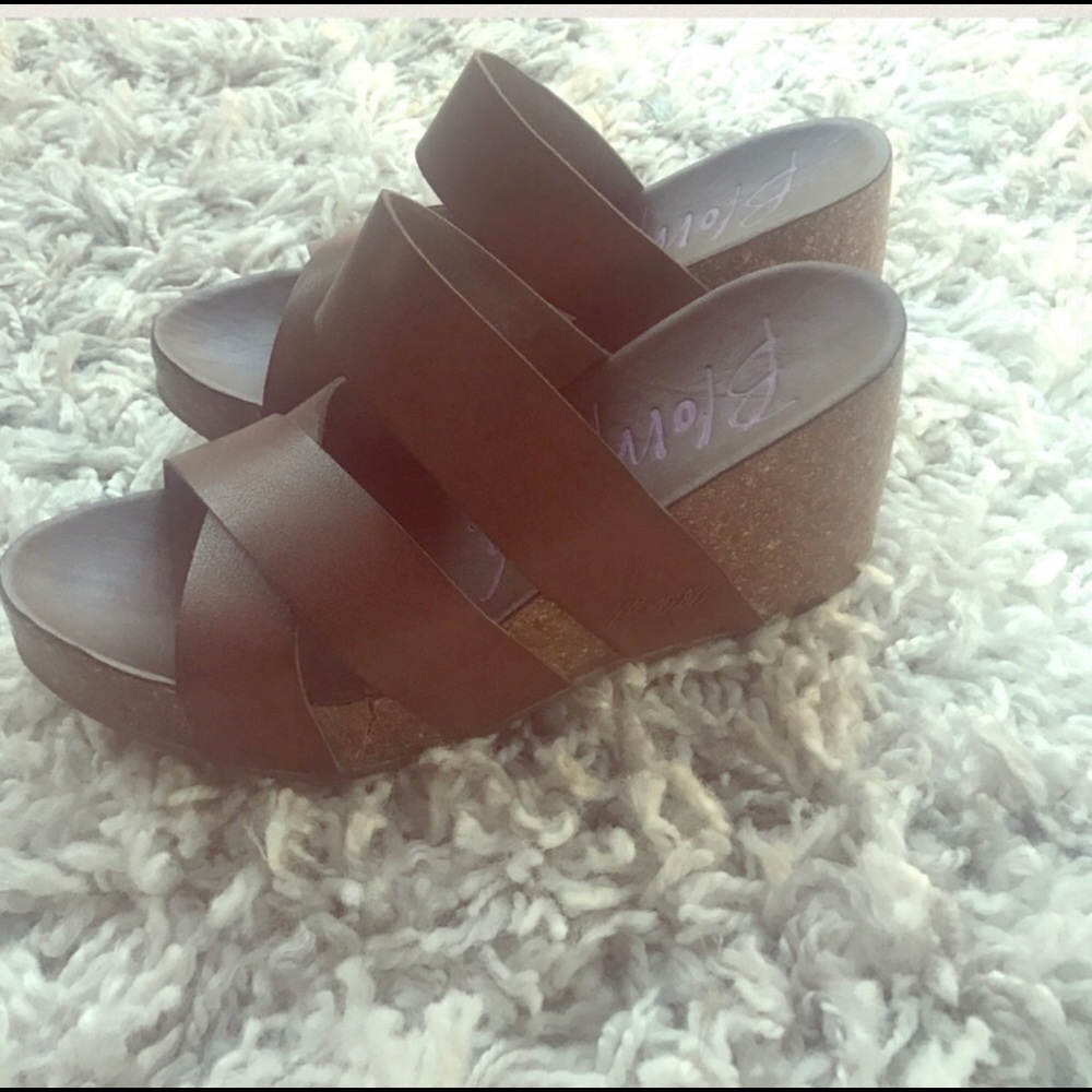 New blowfish wedge sandals